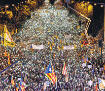 Miles y miles de catalanes independentistas desbordaron la calle Marina de Barcelona. (Fuente: EFE) (Fuente: EFE) (Fuente: EFE)