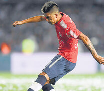 Leandro Fernández saca el zurdazo que se convertirá en el único gol del partido. (Fuente: Télam) (Fuente: Télam) (Fuente: Télam)