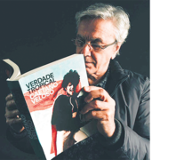 El autor leyendo la flamante edición conmemorativa 20 años de su libro. En la nueva tapa, una foto suya de 1968, luciendo el Parangolé P4 Capa 1, 1964, de Helio Oiticica.