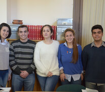 Marianela Fernández Oliva junto al grupo de estudiantes que llevan adelante el proyecto.