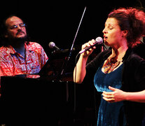 El pianista entrerriano Carlos &amp;quot;Negro&amp;quot; Aguirre y la cantante chilena Francesca Ancarola.