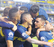 Los jugadores de Boca festejan junto al colombiano Cardona el segundo gol de Boca, el que terminó asegurando el triunfo.