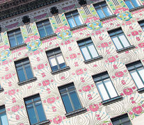 Los ornamentos de Moser sobre las casas de la calle Linke Wienzeile frente al Naschmark. (Fuente: Graciela Cutuli) (Fuente: Graciela Cutuli) (Fuente: Graciela Cutuli)