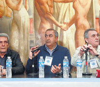 Los triunviros de la CGT, Carlos Acuña, Héctor Daer y Juan Carlos Schmid informaron ayer el llamado al paro general.