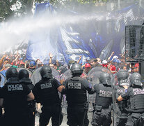 La represión policial provocó decenas de heridos durante las manifestaciones contra la reforma previsional. (Fuente: Leandro Teysseire) (Fuente: Leandro Teysseire) (Fuente: Leandro Teysseire)