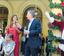 Mauricio Macri, junto a su esposa Juliana Awada y su hija Antonia, Gabriela Michetti y Papá Noel. (Fuente: Télam) (Fuente: Télam) (Fuente: Télam)