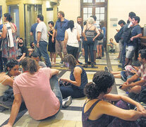 Los trabajadores de la TDA ocuparon ayer al mediodía el hall central del Centro Cultural Kirchner en rechazo a los despidos. (Fuente: Leandro Teysseire) (Fuente: Leandro Teysseire) (Fuente: Leandro Teysseire)