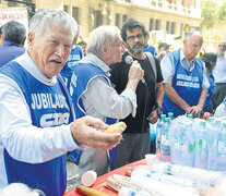 Un grupo de jubilados brindó ayer con agua en señal de protesta contra la reforma previsional. (Fuente: Sandra Cartasso) (Fuente: Sandra Cartasso) (Fuente: Sandra Cartasso)