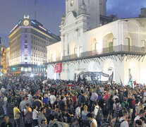 Mucha gente acudió espontáneamente a la plaza luego de enterarse de las novedades judiciales. (Fuente: Leandro Teysseire) (Fuente: Leandro Teysseire) (Fuente: Leandro Teysseire)