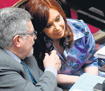 Cristina Kirchner participó ayer de la sesión en la Cámara alta y se sentó junto al jefe del bloque de senadores del FpV-PJ, Marcelo Fuentes.