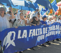 Miles de personas acompañaron a las Madres de Plaza de Mayo en la marcha. (Fuente: Guadalupe Lombardo) (Fuente: Guadalupe Lombardo) (Fuente: Guadalupe Lombardo)