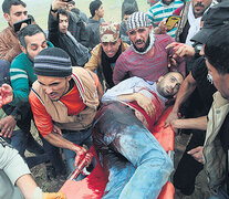 Manifestantes palestinos transportaban el cuerpo sin vida de Mohammed Muheisen ayer en Gaza.