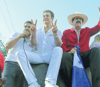 El candidato Salvador Nasralla acompañado del coordinador de su campaña, el ex mandatario Manuel Zelaya. (Fuente: EFE) (Fuente: EFE) (Fuente: EFE)