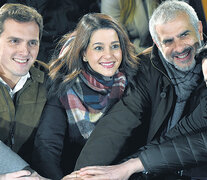 El líder de Ciudadanos, Albert Rivera, junto a candidatos de Cataluña, como Inés Arrimadas.