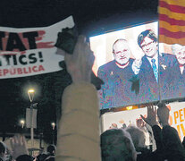 Cierre de campaña de “Junts per Catalunya” en Barcelona con Puigdemont saludando desde Bruselas.