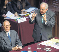 Kuczynski, sentado, escucha la defensa que ensaya su abogado Borea en el Congreso. (Fuente: AFP) (Fuente: AFP) (Fuente: AFP)