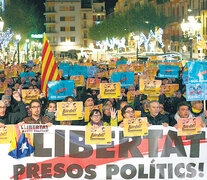 Ayer en Tarragona la gente se concentró para pedir la liberación de los políticos independentistas. (Fuente: EFE) (Fuente: EFE) (Fuente: EFE)
