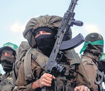 Milicianos palestinos de las brigadas Al Qassam, el brazo armado de Hamas, protestan en el norte de la Franja de Gaza. (Fuente: EFE) (Fuente: EFE) (Fuente: EFE)