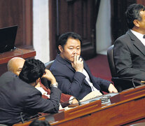 Kenyi Fujimori (centro), líder opositor en el Congreso, durante la sesión del viernes. (Fuente: AFP) (Fuente: AFP) (Fuente: AFP)