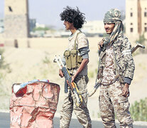 Soldados del Comité de Resistencia Popular, aliados a los saudíes, paran autos en Beihan, Yemen. (Fuente: AFP) (Fuente: AFP) (Fuente: AFP)