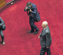 El presidente peruano Pedro Pablo Kuczynski (centro) enfrentó anoche a sus acusadores en el Congreso antes de la votación. (Fuente: AFP) (Fuente: AFP) (Fuente: AFP)