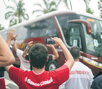 En su llegada a Río, el plantel de Independiente fue recibido por una gran cantidad de hinchas. (Fuente: EFE) (Fuente: EFE) (Fuente: EFE)