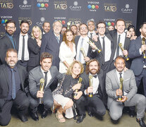 La celebración del equipo de Un gallo para Esculapio, sin dudas la ficción más destacada del año.