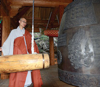 El monje Kim comienza a meditar a las 6 am cada día de su vida.