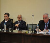 Los abogados de la defensa y en el centro: Adolfo Kushidonchi, el único imputado presente en la sala. (Fuente: Eduardo Seval) (Fuente: Eduardo Seval) (Fuente: Eduardo Seval)