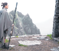 Daisy Riley como Rey frente a Mark Hamill como Luke Skywalker