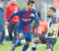 Messi maniobra ante un jugador del Levante. El rosarino abrió la cuenta en el triunfo de Barcelona. (Fuente: AFP) (Fuente: AFP) (Fuente: AFP)