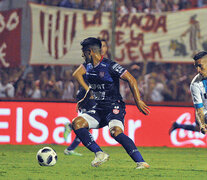 Centurión busca la pelota en la noche santafesina. (Fuente: Eduardo Edmundo Seval) (Fuente: Eduardo Edmundo Seval) (Fuente: Eduardo Edmundo Seval)