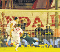 El penal convertido por Pussetto, el único gol del encuentro. (Fuente: Julio Martín Mancini) (Fuente: Julio Martín Mancini) (Fuente: Julio Martín Mancini)