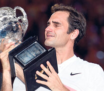 Roger Federer, con lágrimas en los ojos, y su sexto título de Australia, segundo consecutivo. (Fuente: AFP) (Fuente: AFP) (Fuente: AFP)