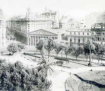 La plaza en 1943, como fue declarada Lugar Histórico: blanca, con bancos griegos y parterres.