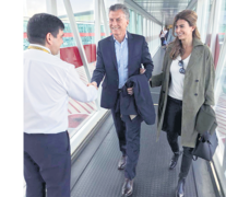 Mauricio Macri y Juliana Awada ayer antes de subir al vuelo de Lufthansa que los depositará hoy en Moscú. (Fuente: Télam) (Fuente: Télam) (Fuente: Télam)