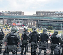 Un fuerte operativo de seguridad impidió que los manifestantes cortaran la autopista. (Fuente: Télam) (Fuente: Télam) (Fuente: Télam)