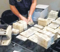 Los fajos de dólares hallados ayer por la policía uruguaya que se supone pertenecerían a Balcedo.