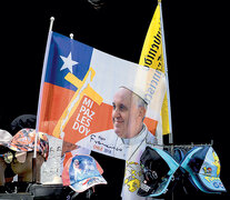 Merchandising papal en una vidriera de Santiago a horas de la llegada de Francisco. (Fuente: AFP) (Fuente: AFP) (Fuente: AFP)