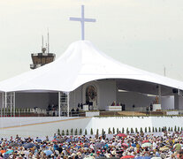 Una multitud presenció la misa final del Papa en la base de la Fuerza Aérea de Las Palmas. (Fuente: EFE) (Fuente: EFE) (Fuente: EFE)