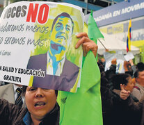 Seguidores de Correa marchan en la zona más acomodada de Quito.
