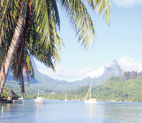 La legendaria bahía de Cook, en Moorea, enmarcada por montañas.