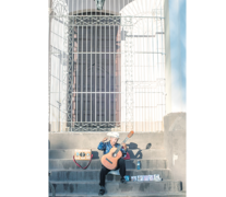 Emerito Escalante, trinitario de pura cepa, canta en las escalinatas de la Casa de la Música. (Fuente: Guido Piotrkowski) (Fuente: Guido Piotrkowski) (Fuente: Guido Piotrkowski)