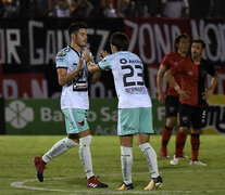 Guillermo Ortiz festeja el gol de la victoria en el Coloso ante el lamento de Hernán Bernadello