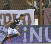 La carrera de la alegría de Alejandro Silva, autor del único gol que se festejó anoche en el estadio de Lanús.