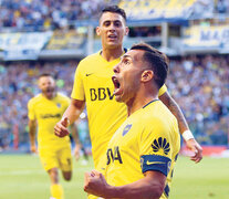 Tevez festeja su gol, el primero de Boca que abrió la goleada ante el San Martín sanjuanino. Pavón se acerca para compartir su felicidad. (Fuente: Fotobaires) (Fuente: Fotobaires) (Fuente: Fotobaires)