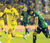 Edwin Cardona, la figura del partido, supera a su marcador en la mitad de la cancha. (Fuente: Julio Martín Mancini) (Fuente: Julio Martín Mancini) (Fuente: Julio Martín Mancini)