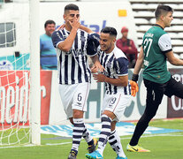Altamirano devuelve la pelota a la mitad de la cancha, mientras Olaza corre a festejar. (Fuente: Fotobaires) (Fuente: Fotobaires) (Fuente: Fotobaires)