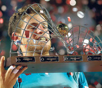 Diego Schwartzman con el trofeo del ATP de Río; hoy aparecerá como número 18 del ranking mundial. (Fuente: EFE) (Fuente: EFE) (Fuente: EFE)
