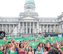 El “pañuelazo” realizado frente al Congreso, donde miles de mujeres reclamaron una ley de aborto. (Fuente: Leandro Teysseire) (Fuente: Leandro Teysseire) (Fuente: Leandro Teysseire)